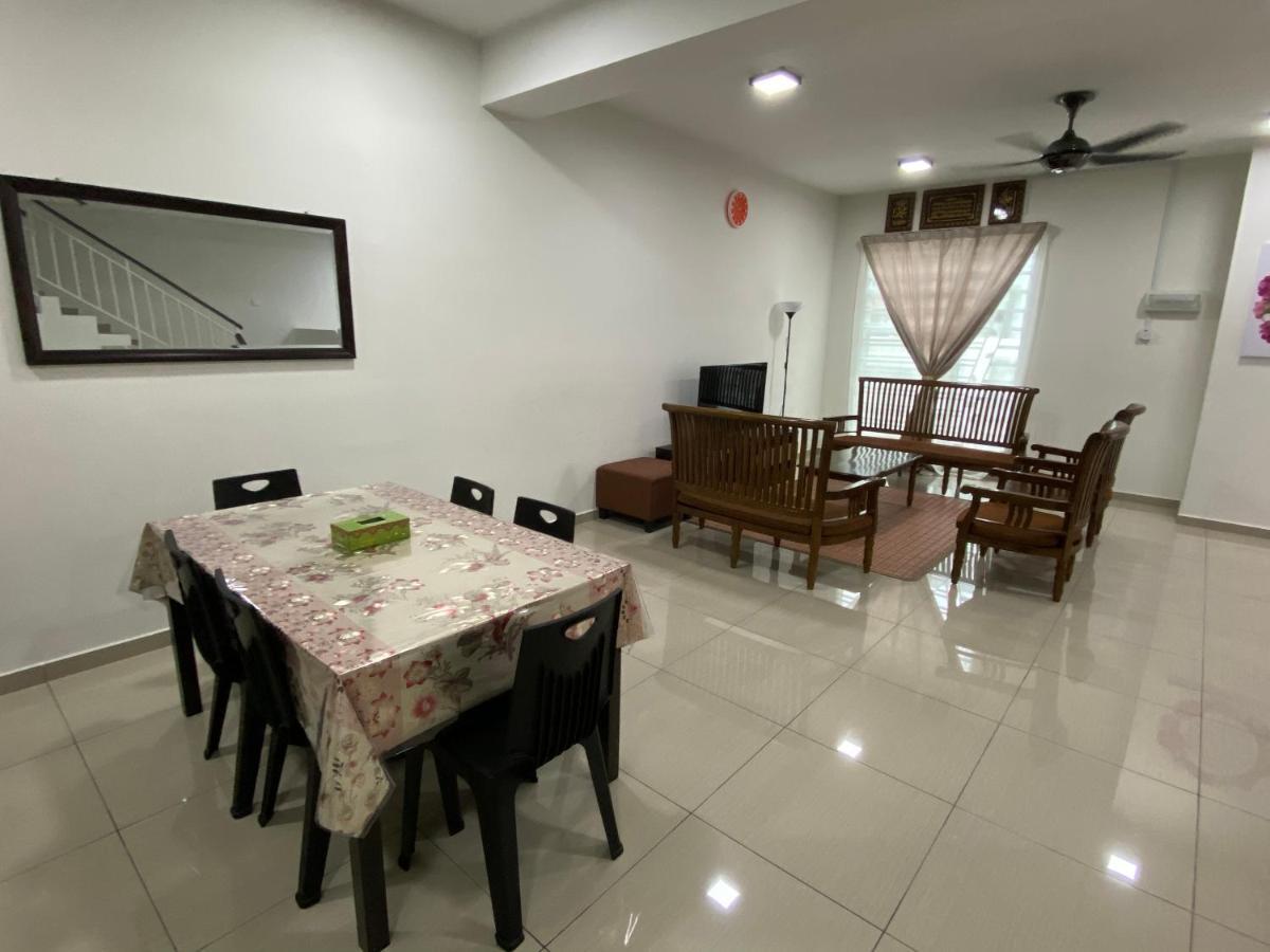 Tuah Damai Holiday home *